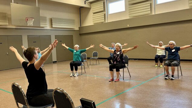 Des personnes âgées dansent pour leur santé en contribuant à une étude universitaire