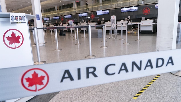 Les couloirs d'attente menant aux comptoirs d'enregistrement d'Air Canada sont vides.