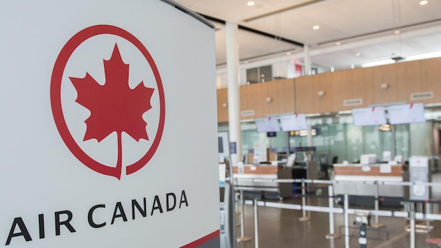 Un comptoir de réservation d'Air Canada à l'aéroport. 