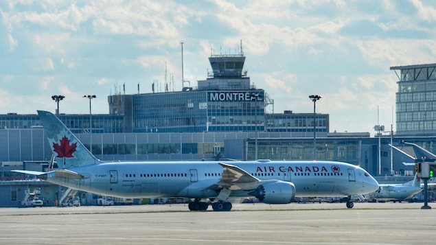 Un avion de la compagnie Air Canada stationné sur le tarmac de l'aéroport de Montréal.