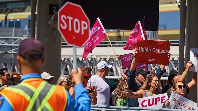 Carney says Labour Code change will ’protect’ right to strike. Experts say it still spells legal trouble
