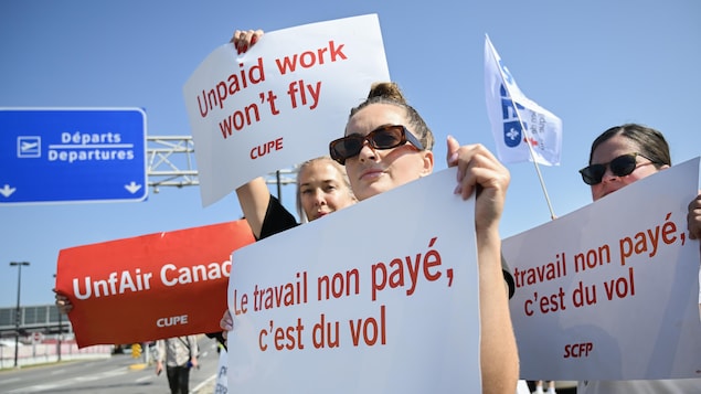Des agents de bord d'Air Canada ont mis en place un piquet de grève.