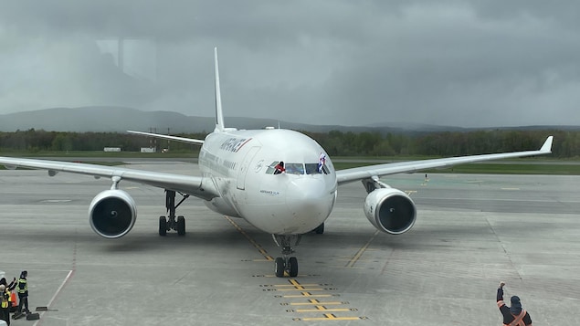 Un avion d'Air France se pose à l'Aéroport international Jean-Lesage de Québec.