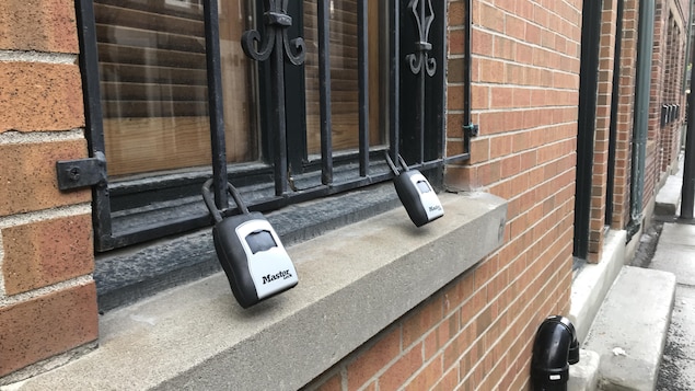 Une boîte à clefs devant une fenêtre.