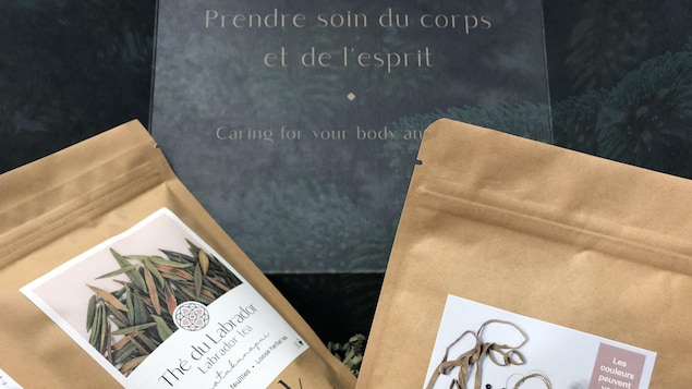 Une boite contient deux sacs.