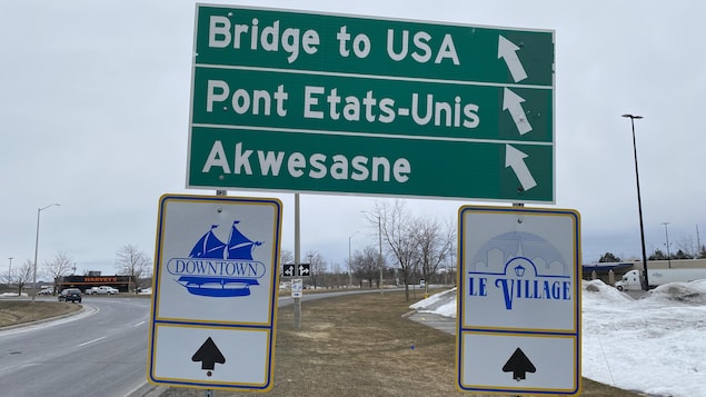 Une pancarte indiquant le chemin pour se rendre aux États-Unis, et plus précisément à Akwesasne.