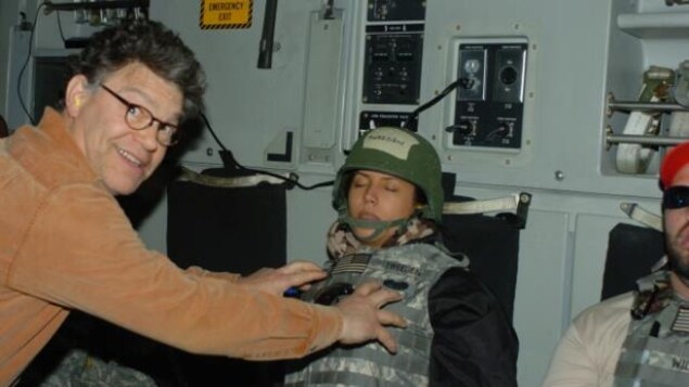 Le sénateur Al Franken s'est depuis excusé pour cette photo, qui a été publiée par Mme Tweeden sur le site de KABC. On le voit poser d'une façon à donner l'impression qu'il empoigne la poitrine de Mme Tweeden. Le sénateur Al Franken s'est depuis excusé pour cette photo, qui a été publiée par Mme Tweeden sur le site de KABC. On le voit poser d'une façon à donner l'impression qu'il empoigne la poitrine de Mme Tweeden.