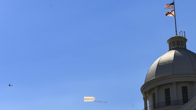 Un avion arborant une banderole portant la mention « L'avortement est acceptable » fait le tour du Capitole de l'État d'Alabama, mercredi, à Montgomery.