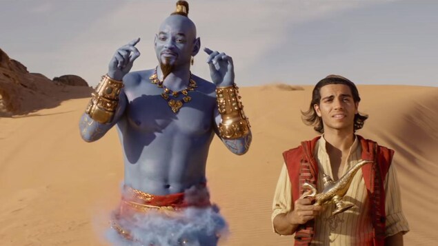 Le génie et Aladdin sont debout au milieu du désert.