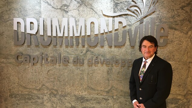 Alain Carrier devant la mention Drummondville : capitale du développement.