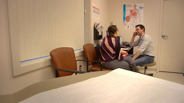Le médecin Alain Blinn et une infirmière-praticienne discutent de l'état de santé d'un patient. Le médecin Alain Blinn et une infirmière-praticienne discutent de l'état de santé d'un patient.