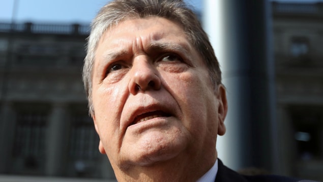 L'ancien président du Pérou Alan Garcia regardant vers le haut lors de son arrivée au bureau du procureur général de Lima le 27 mars 2019.