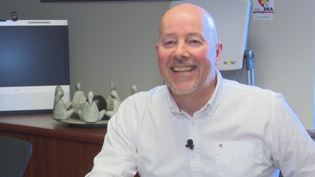 Alan McQuarrie est tout sourire. Alan McQuarrie est tout sourire.
