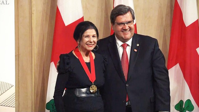 La cinéaste Alanis Obomsawin pose à côté du maire de Montréal Denis Coderre après avoir reçu mercredi le titre de commandeur de l'Ordre de Montréal. La cinéaste Alanis Obomsawin pose à côté du maire de Montréal Denis Coderre après avoir reçu mercredi le titre de commandeur de l'Ordre de Montréal.