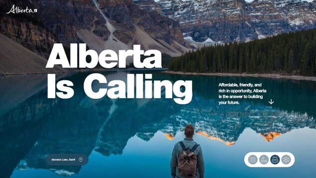 Une capture d'écran du site web de la campagne, avec le slogan « Alberta is Calling » au milieu, et en arrière-plan une photo du lac Moraine, dans les Rocheuses.