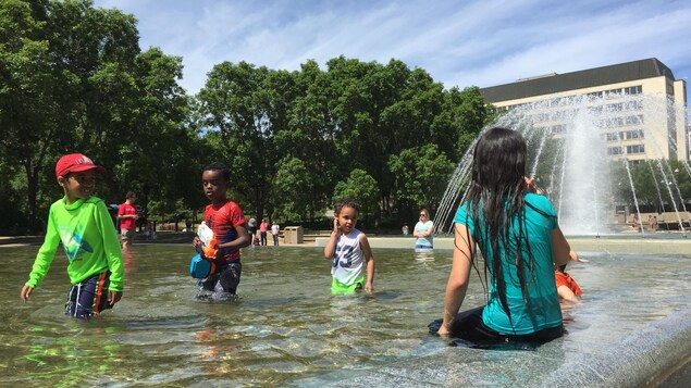 Des enfants jouent dans un bassin extérieur à Edmonton.