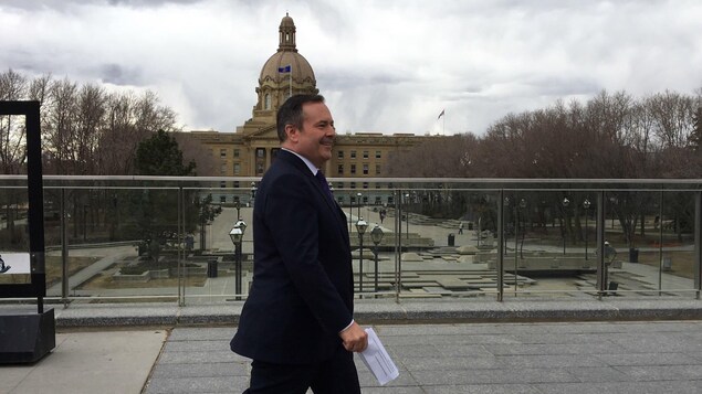 Le premier ministre désigné de l'Alberta Jason Kenney marche à l'extérieur de l'assemblée provinciale à Edmonton.