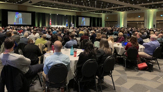 Une salle de conférence pleine à craquer.