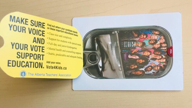 Un carton représente des enfants entassés dans une boîte de sardines. Des slogans encouragent les lecteurs à demander aux élus de se positionner sur divers enjeux liés à l'éducation.