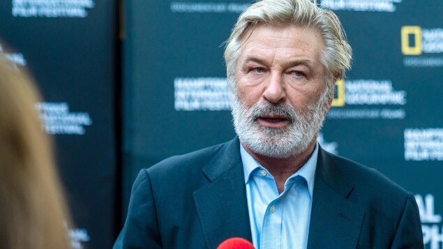 Tir mortel d’Alec Baldwin : un possible « sabotage », selon les avocats de l’armurière