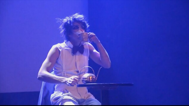 Extrait de spectacle d'AleLou, alias Alejandro Barrios, jongleur originaire d'Argentine Extrait de spectacle d'AleLou, alias Alejandro Barrios, jongleur originaire d'Argentine