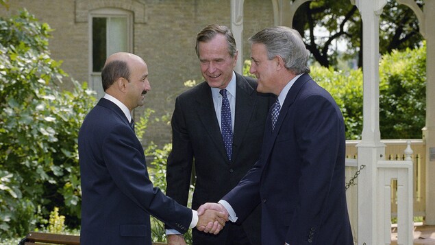 Le président du Mexique Carlos Salinas de Gortari avec le président américain George Bush et du premier ministre canadien Brian Mulroney, en octobre 1992 Le président du Mexique Carlos Salinas de Gortari avec le président américain George Bush et du premier ministre canadien Brian Mulroney, en octobre 1992
