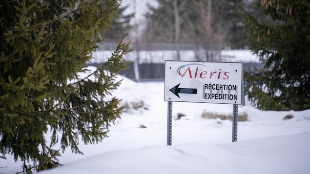 Une pancarte plantée dans la neige porte l'inscription Aleris, réception, expédition.