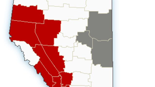 Une carte de l'Alberta par Environnement Canada qui illustre en rouge les endroits où il risque d'avoir de la neige. Une carte de l'Alberta par Environnement Canada qui illustre en rouge les endroits où il risque d'avoir de la neige.