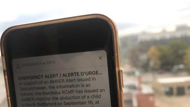Une alerte d'urgence sur un téléphone. Une alerte d'urgence sur un téléphone.