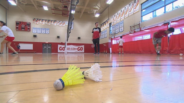 En stage au Collège Jean-Eudes de Montréal, le patineur de vitesse Alex Boisvert-Lacroix montre quelques techniques du badminton aux élèves. En stage au Collège Jean-Eudes de Montréal, le patineur de vitesse Alex Boisvert-Lacroix montre quelques techniques du badminton aux élèves.