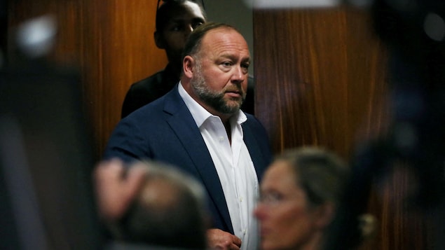 Le conspirationniste Alex Jones devra payer 4,1 millions $ US en compensation