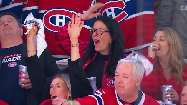 La mère d'Alex Newhook réagit.