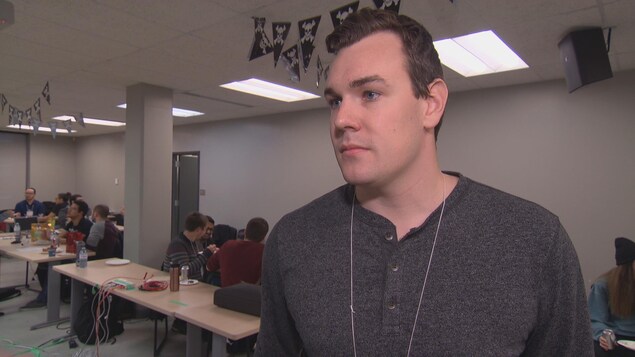 Alexandre Billard en entrevue avec Radio-Canada dans une classe de l'Université Carleton. Alexandre Billard en entrevue avec Radio-Canada dans une classe de l'Université Carleton.