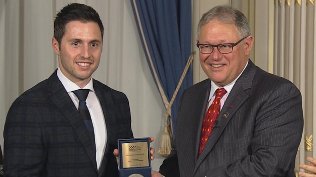 Alexandre Bilodeau reçoit la médaille d'honneur de l'Assemblée nationale. Alexandre Bilodeau reçoit la médaille d'honneur de l'Assemblée nationale.