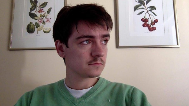 Une photographie montrant Alexandre Bissonnette, portant un chandail vert, prise sur son compte Facebook, qui est maintenant fermé Une photographie montrant Alexandre Bissonnette, portant un chandail vert, prise sur son compte Facebook, qui est maintenant fermé