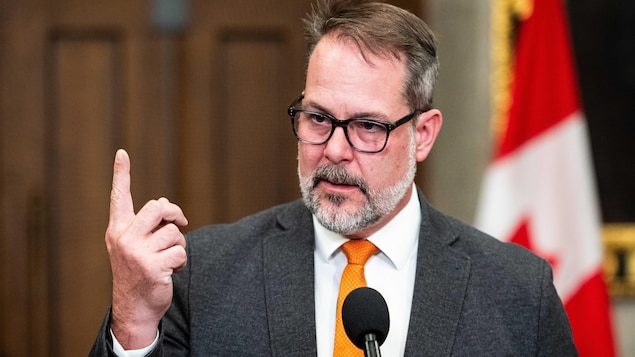 Alexandre Boulerice parle en point de presse.