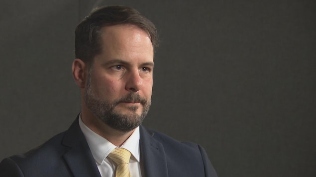 Le député fédéral du NPD de la circonscription de Rosemont-La Petite-Patrie, Alexandre Boulerice, répond à une question d'un journaliste. Le député fédéral du NPD de la circonscription de Rosemont-La Petite-Patrie, Alexandre Boulerice, répond à une question d'un journaliste.