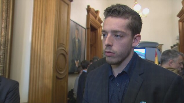 Alexandre Cédric Doucet en entrevue avec un journaliste. Alexandre Cédric Doucet en entrevue avec un journaliste.
