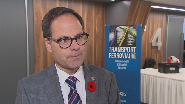 Alexandre Cusson à l'hôtel Delta de Trois-Rivières devant une bannière du forum Alexandre Cusson à l'hôtel Delta de Trois-Rivières devant une bannière du forum