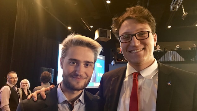 Les deux hommes, bras dessus bras dessous. Les deux hommes, bras dessus bras dessous.