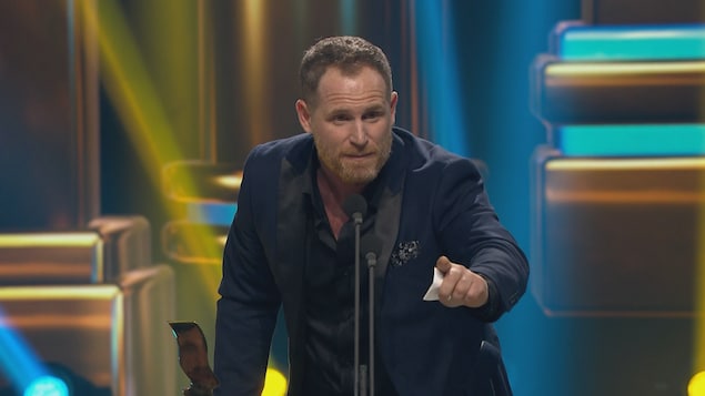 Alexandre Goyette remporte le prix de la meilleure interprétation d'un premier rôle masculin dans une série dramatique pour « Feux ». Alexandre Goyette remporte le prix de la meilleure interprétation d'un premier rôle masculin dans une série dramatique pour « Feux ».