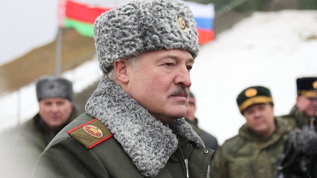 الرئيس البيلاروسي أليكساندر لوكاشينكو بالزي العسكري.