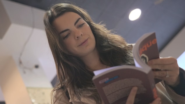 La créatrice de contenu Alexane Drolet avec son premier livre.