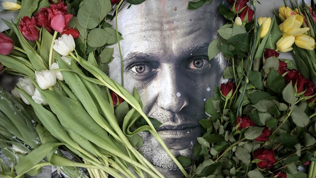 Des fleurs entourent le visage de Navalny sur une photo. 