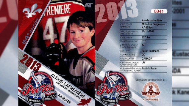 On voit un jeune Alexis Lafrenière en habit de hockey sur une carte de hockey pee-wee