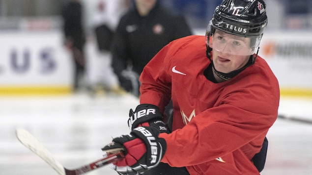 Alexis Lafrenière sur la glace, après avoir effectué un tir au but.