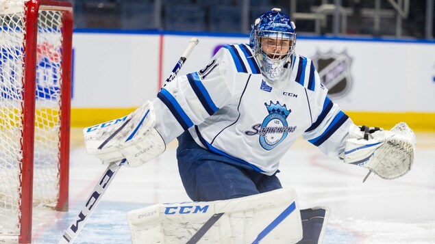 Le gardien de but numéro un des Saguenéens de Chicoutimi, Alexis Shank, adopte le style papillon pour effectuer un arrêt.