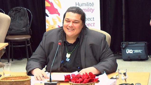 Alexis Wawanoloath témoigne lors d'une commission d'enquête.