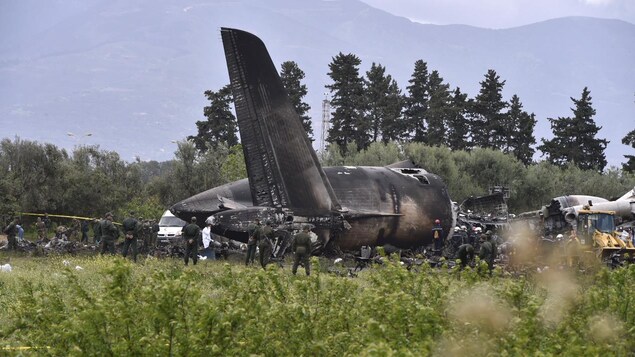 Un avion de l’armée s’est écrasé peu après son décollage d’une base au sud d’Alger, faisant 257 morts, majoritairement des militaires et des membres de leurs familles. Un avion de l’armée s’est écrasé peu après son décollage d’une base au sud d’Alger, faisant 257 morts, majoritairement des militaires et des membres de leurs familles.
