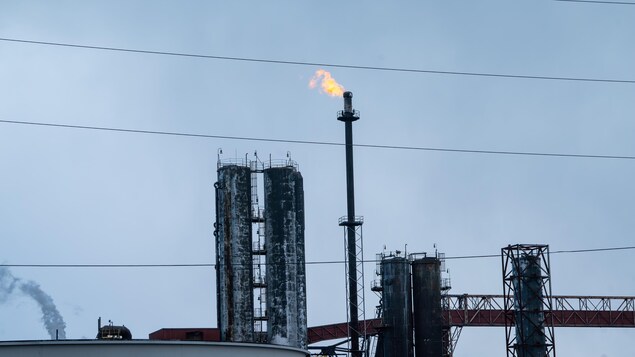 Un fourneau à gaz pris lors d'une journée froide et nuageuse.